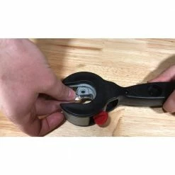 Husky 1-1/8 in. Ratcheting Tube Cutter -ToolHub Shop husky pipe cutters 86 036 0111 44 1000